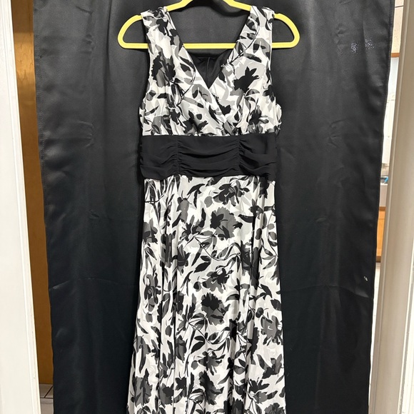 connected apparel Dresses & Skirts - Connected Apparel Black and White Floral Midi Dress
